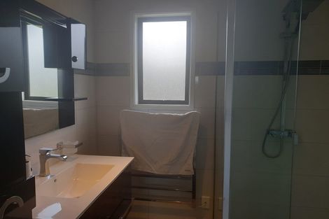 Photo of property in 33 Hobsonville Road, West Harbour, Auckland, 0618