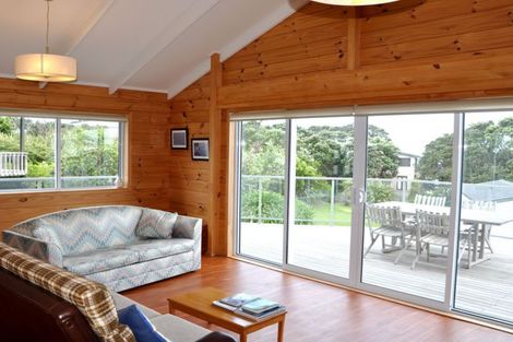 Photo of property in 10 Penguin Street, Leigh, 0985