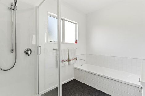 Photo of property in 2 Daffodil Grove, Carterton, 5713