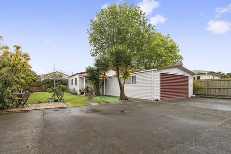 Photo of property in 10 Kaumatua Place, Te Atatu Peninsula, Auckland, 0610