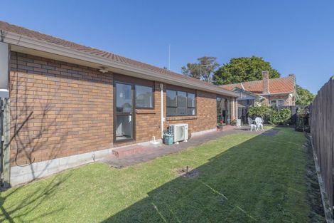 Photo of property in 2/10 Great South Road, Papakura, 2110