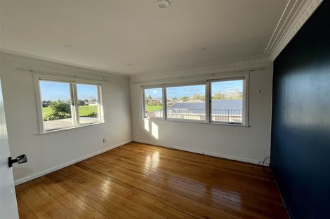 Photo of property in 21 Yeovil Road, Te Atatu Peninsula, Auckland, 0610