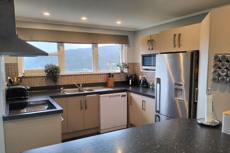 Photo of property in 27 Ngahere Street, Stokes Valley, Lower Hutt, 5019