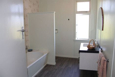 Photo of property in 33 Main Road, Tuatapere, 9620