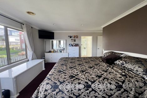 Photo of property in 26 Tamworth Crescent, Newlands, Wellington, 6037