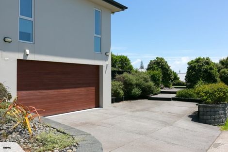 Photo of property in 17 Links Drive, Waiwhakaiho, New Plymouth, 4312