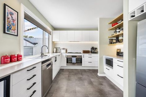 Photo of property in 100 Onepu Road, Lyall Bay, Wellington, 6022