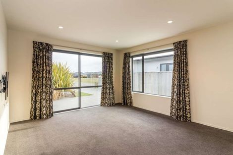 Photo of property in 9 Vittoria Lane, Pegasus, 7612