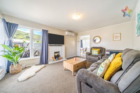 Photo of property in 5 Willow Grove, Wainuiomata, Lower Hutt, 5014