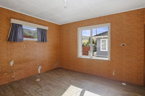 Photo of property in 147 Wainuiomata Road, Wainuiomata, Lower Hutt, 5014