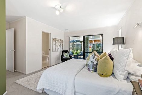 Photo of property in 22 Settlers Grove, Orewa, 0931