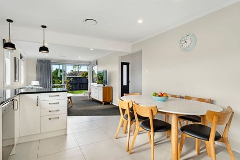 Photo of property in 4 Rixon Place, Te Atatu Peninsula, Auckland, 0610
