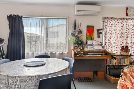 Photo of property in 2/31 Solveig Place, Randwick Park, Auckland, 2105