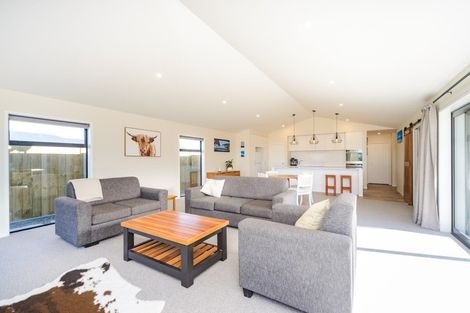 Photo of property in 48 Vaucluse Heights, Fitzherbert, Palmerston North, 4410