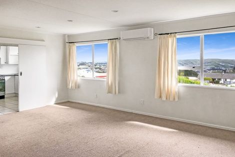 Photo of property in 15a Bayswater Place, Newlands, Wellington, 6037
