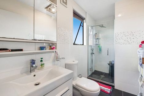 Photo of property in 1/21 Jumento Place, Unsworth Heights, Auckland, 0632