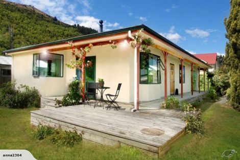 Photo of property in 10 Daveys Place, Arrowtown, 9302