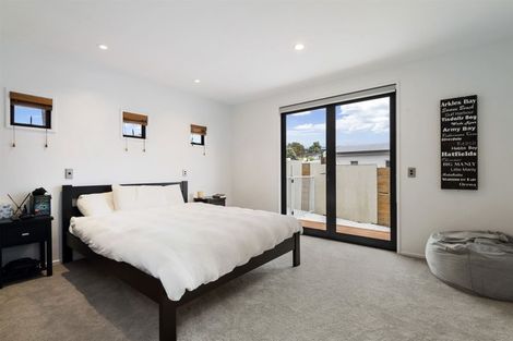 Photo of property in 18 Pacific Parade, Army Bay, Whangaparaoa, 0930