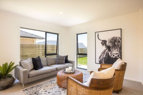 Photo of property in 8 Oakmont Crescent, Waiwhakaiho, New Plymouth, 4312