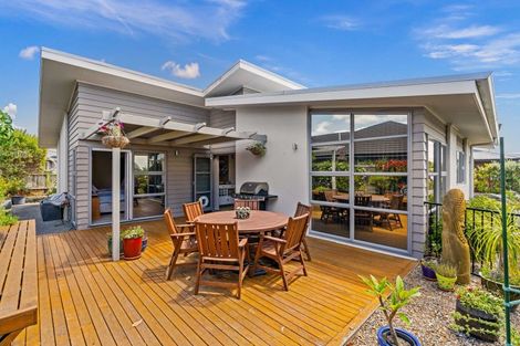 Photo of property in 98 Barbados Way, One Tree Point, 0118