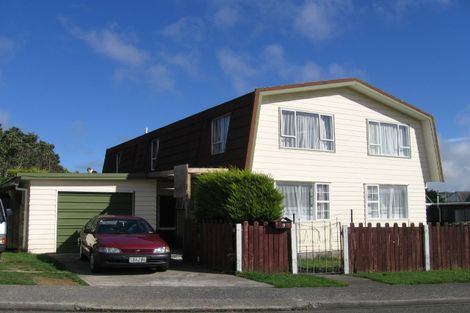 Photo of property in 9 Kingsbridge Place, Newlands, Wellington, 6037