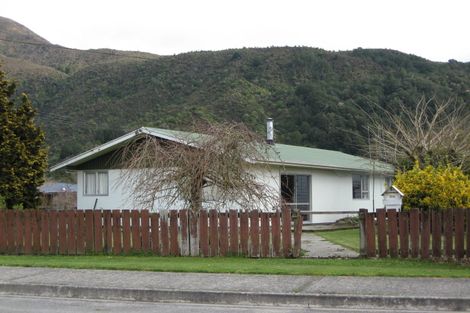 Photo of property in 138 Fairfax Street, Murchison, 7007