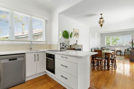 Photo of property in 92 Astley Avenue, New Lynn, Auckland, 0600