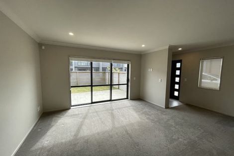 Photo of property in 3 Brindle Way, Newlands, Wellington, 6037