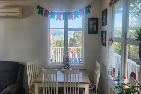 Photo of property in 4 Sloane Terrace, Newlands, Wellington, 6037