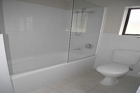 Photo of property in 33 Claverdon Drive, Massey, Auckland, 0614