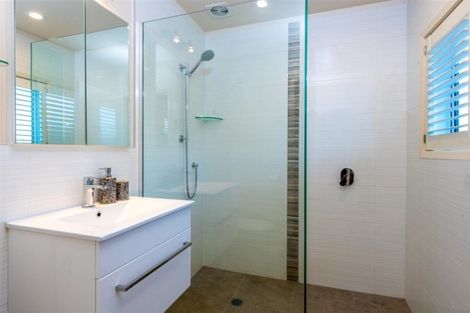 Photo of property in 16 Ridge Road, Waiake, Auckland, 0630