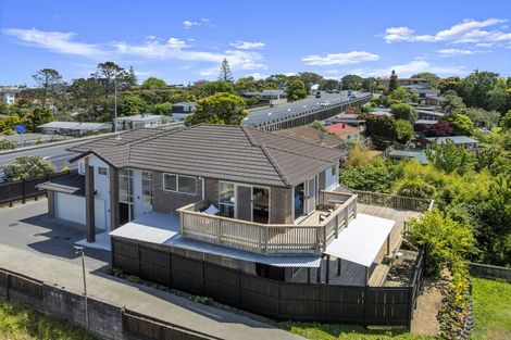 Photo of property in 627a Glenfield Road, Totara Vale, Auckland, 0629