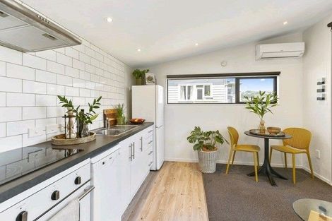 Photo of property in 11b Caroline Street, Mount Victoria, Wellington, 6011