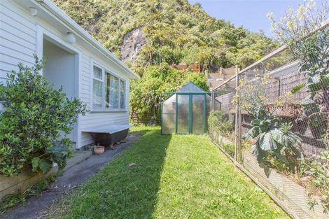 Photo of property in 85 Breaker Bay Road, Breaker Bay, Wellington, 6022