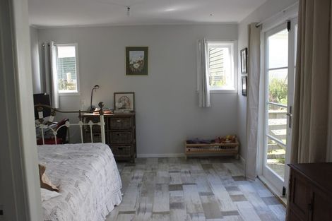 Photo of property in 152 Howard Road, Orere Point, Papakura, 2585