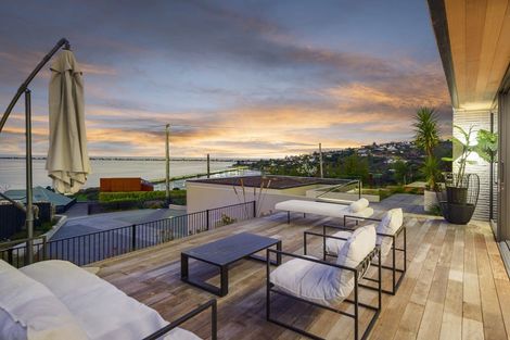 Photo of property in 32 Mount Pleasant Road, Mount Pleasant, Christchurch, 8081