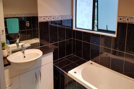 Photo of property in 21 Chadlington Avenue, Henderson, Auckland, 0612