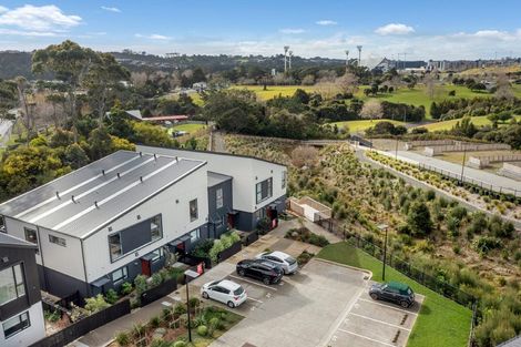 Photo of property in 3/7 Parapara Place, Albany, Auckland, 0632