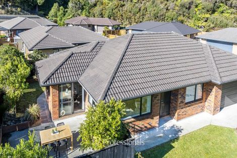 Photo of property in 17 Aragon Grove, Kingsley Heights, Upper Hutt, 5018