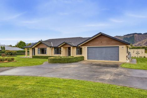 Photo of property in 53 Pohutukawa Drive, Levin, 5571