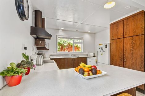 Photo of property in 6 Royston Way, Newlands, Wellington, 6037