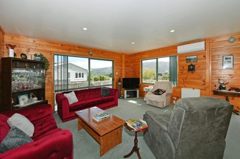 Photo of property in 2 Hillside Drive, Maoribank, Upper Hutt, 5018