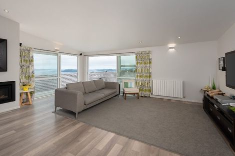 Photo of property in 21 Cheyne Walk, Newlands, Wellington, 6037