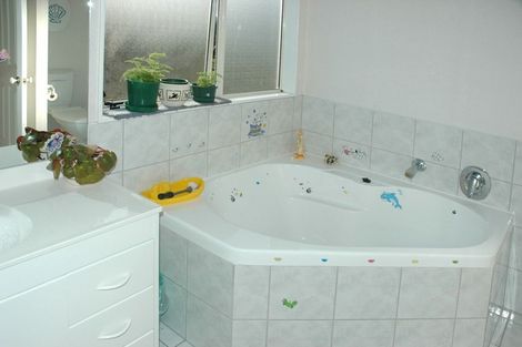 Photo of property in 192a Botany Road, Botany Downs, Auckland, 2010