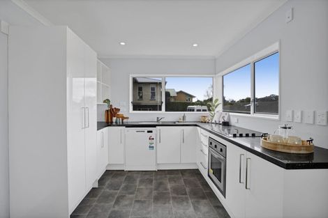 Photo of property in 10 Fairview Place, Westown, New Plymouth, 4310