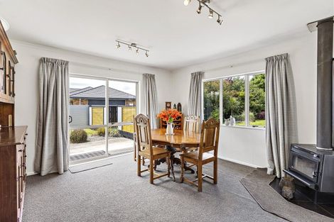 Photo of property in 2 Daffodil Grove, Carterton, 5713