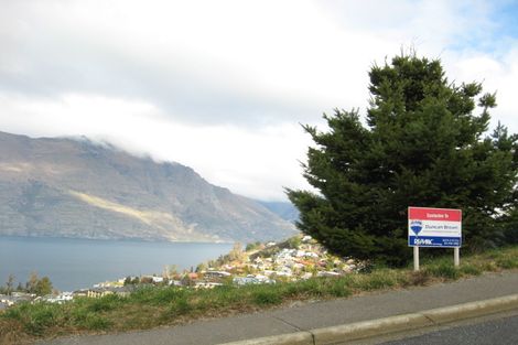 Photo of property in 98 Wynyard Crescent, Fernhill, Queenstown, 9300