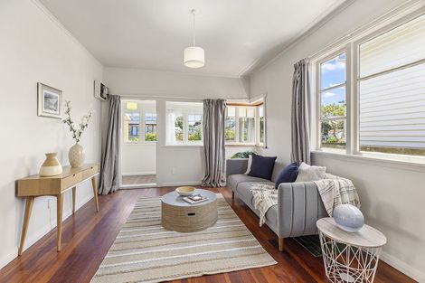 Photo of property in 137 Apu Crescent, Lyall Bay, Wellington, 6022