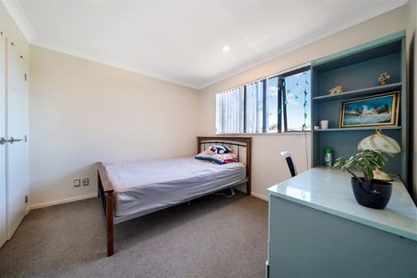 Photo of property in 23 Midhurst Avenue, Henderson, Auckland, 0612