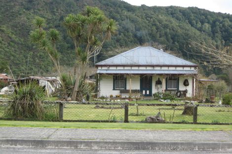 Photo of property in 142 Fairfax Street, Murchison, 7007